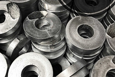 Чем отличаются кованые проставки от литых?